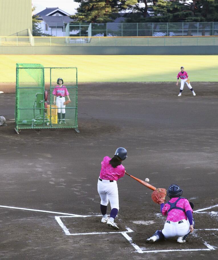 大谷翔平から贈られた打撃マシンで練習に励む岩手・花巻東の女子硬式野球部。こういった学校が今後も増えるか©Kyodo News