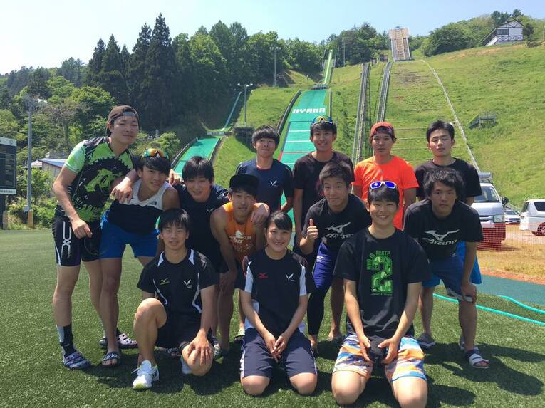 明大1年時の野沢温泉村での合宿風景。中央の紅一点が丸山／明治大学体育会スキー部提供