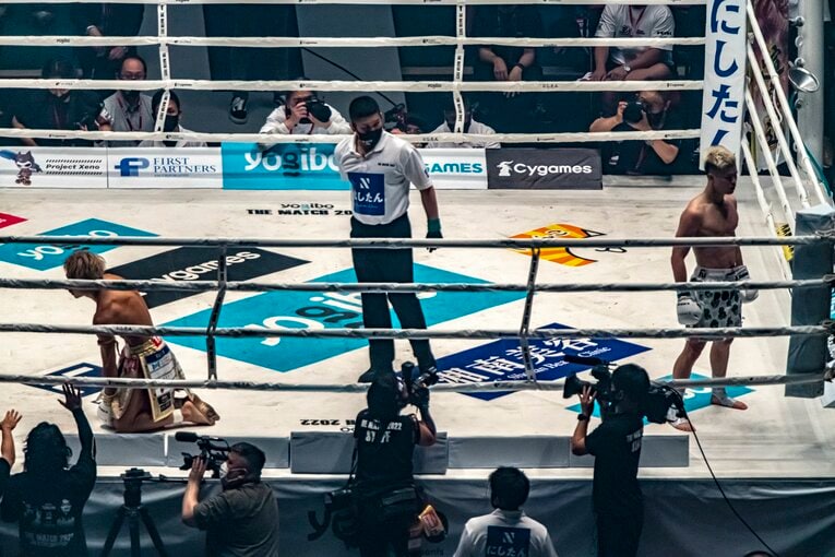 那須川天心が武尊からダウンを奪った場面（連続写真）　©Takuya Sugiyama