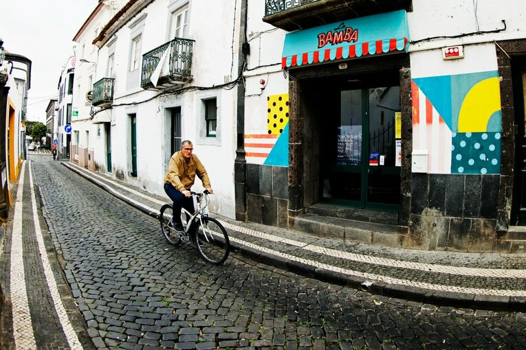 「山の斜面にスタジアム」「守田英正のお薦め料理は…」日本代表MFが戦う“離島クラブ”は美しい風景とグルメ満載だった《現地で撮影》(20)