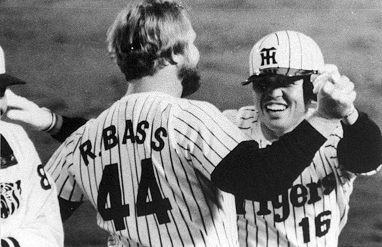 岡田の本塁打に大喜びのバース©Kyodo News