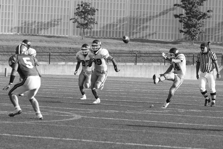 キックオフの様子。キッカーはディフェンスリーダーも務めた常木（14番）／取材対象者提供