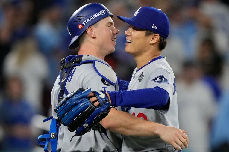 ドジャース山本由伸の投球を正捕手として支えるウィル・スミス ／ photograph by AFLO