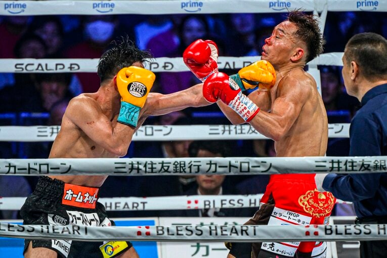 堤聖也vs.比嘉大吾。2月24日、有明アリーナ　©Takuya Sugiyama