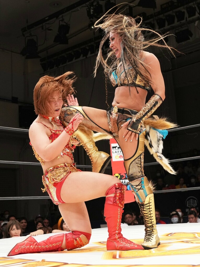 Sareeeにヒザをぶち当てるジュリア　©Essei Hara