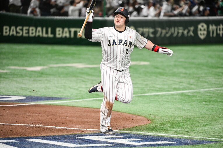 プレミア12ベネズエラ戦、バットを放り投げてベンチにドヤ顔を向ける牧【6枚目／全14枚】　©︎Nanae Suzuki