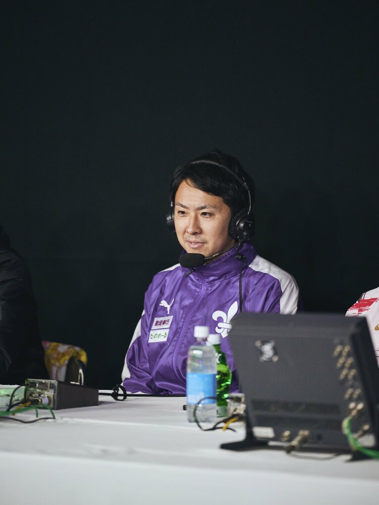 MARCH対抗戦、監督解説席の立教大・高林監督　©Yuki Suenaga