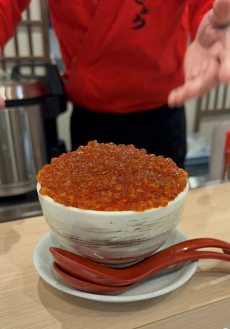 海味はちきょうの「つっこ飯」。このイクラの量を見て欲しい　