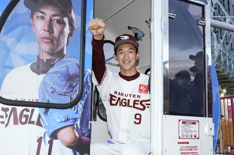 12月4日、初めて楽天のユニフォーム姿で登場した高卒ドラ1・吉野創士 ／ photograph by KYODO