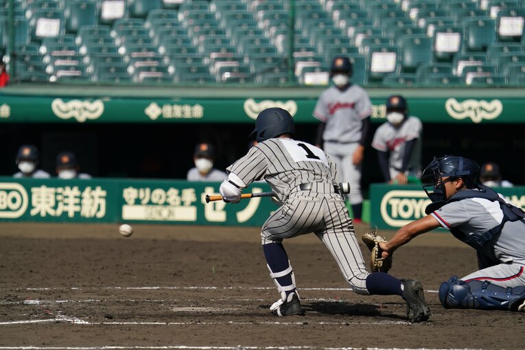 敦賀気比のバントの場面　©Hideki Sugiyama