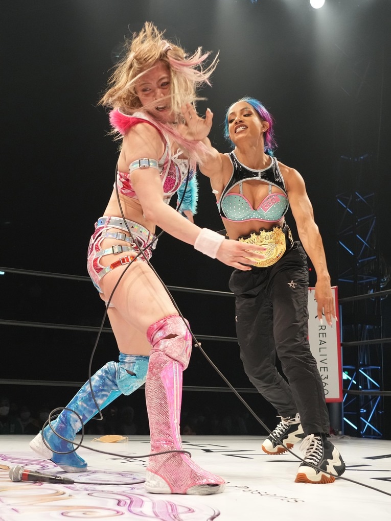 乱入して岩谷麻優に張り手を見舞うIWGP女子王者メルセデス・モネ。2023年4月15日、国立代々木第二体育館