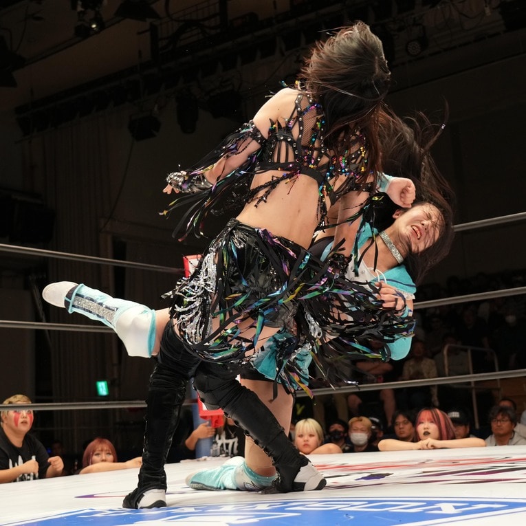 上谷沙弥にエルボーを浴びせる玖麗さやか　©Essei Hara