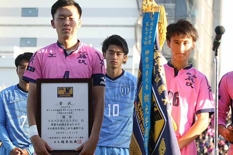 1年生から桐光学園の10番を背負ってきた西川潤（中央）。選手権出場への道は断たれたが、Jリーグの舞台でさらなる飛躍を誓う。 ／ photograph by Takahito Ando