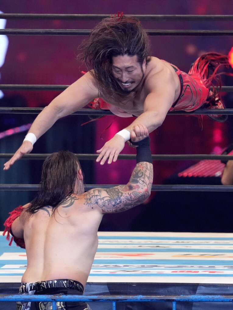 デビッド・フィンレーにトペを放つ辻陽太　©Masashi Hara