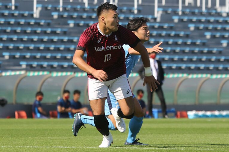 J1清水入りを発表した早稲田大3年・加藤拓己。大きく飛躍したストライカーに3年越しのオファーが届いた ／ photograph by Takahito Ando