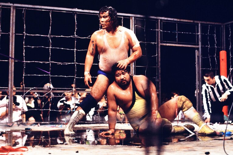 川崎球場の決戦を制したのは大仁田だった。後藤は大仁田と共に救急車で搬送された