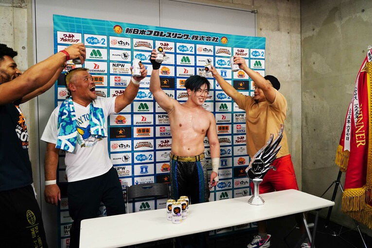 『BOSJ』優勝後、天山広吉らから祝福されるワト