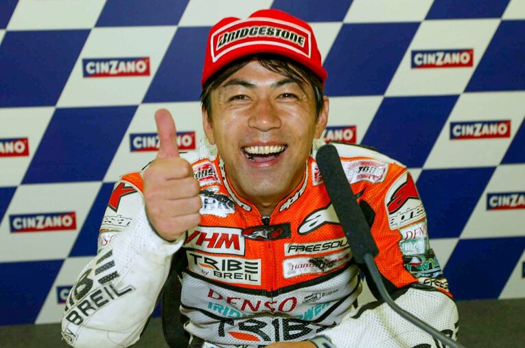 2002年のブラジルGPで勝利して喜ぶ当時31歳の東。これがキャリアにおける最後の勝利となった ／ photograph by Satoshi Endo