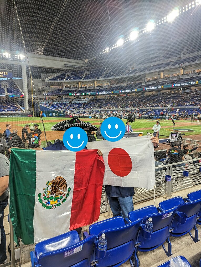 試合前、メキシコファンと健闘を称えあう