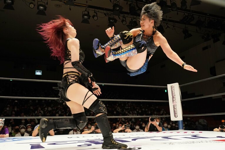 『CINDERELLA TOURNAMENT 2022』準々決勝で鹿島沙希にドロップキックを放つMIRAI