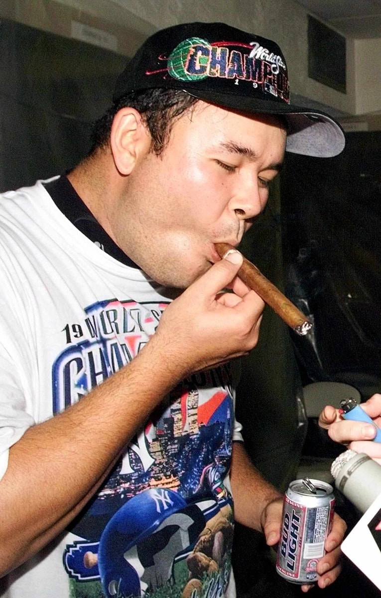 1998年10月撮影。葉巻をくゆらすヤンキース時代の一コマ　©JIJI PRESS