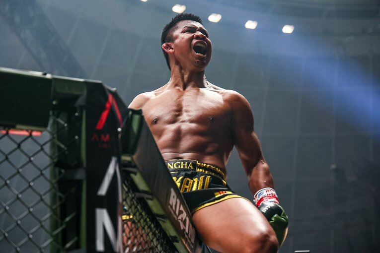 ケージによじ登ってアピールするブアカーオ。筋肉の張りは41歳とは思えない　©RIZIN FF Susumu Nagao