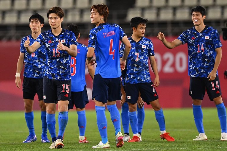 橋岡（15番）や板倉（4番）の奮闘ぶりも、チームの総合力を象徴している©Takuya Kaneko/JMPA