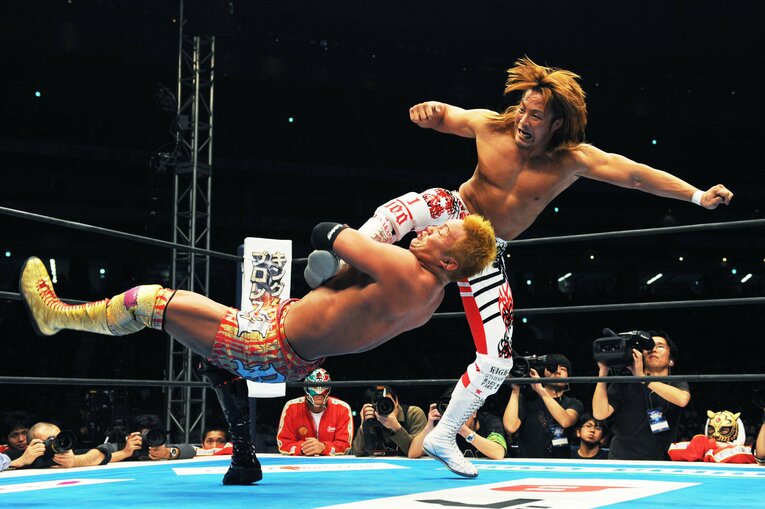 棚橋弘至にドラゴンスクリューを見舞うオカダ・カズチカ。2013年1月4日、東京ドーム　©Essei Hara