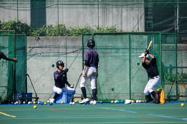 昨シーズンは力を入れていたという打撃練習。学校の立地の問題もあり、地面はまさかのアンツーカーだ　©Nanae Suzuki