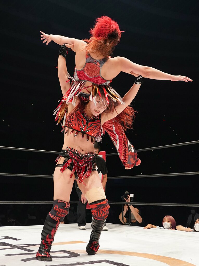 彩羽を担ぎ上げ、ハイジャック・ボムを決める林下