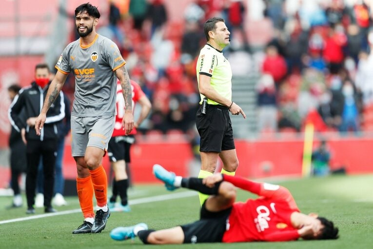 久保建英が“不可解判定”に怒った！ ラフプレーに抗議→イエローも…「バモス！クボ」とファンが信頼する理由〈撮影者の視点〉(28)