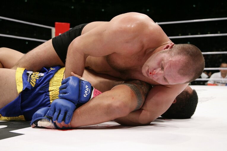 マーク・ハントにアームロックを仕掛けるヒョードル　©Toshiya Kondo