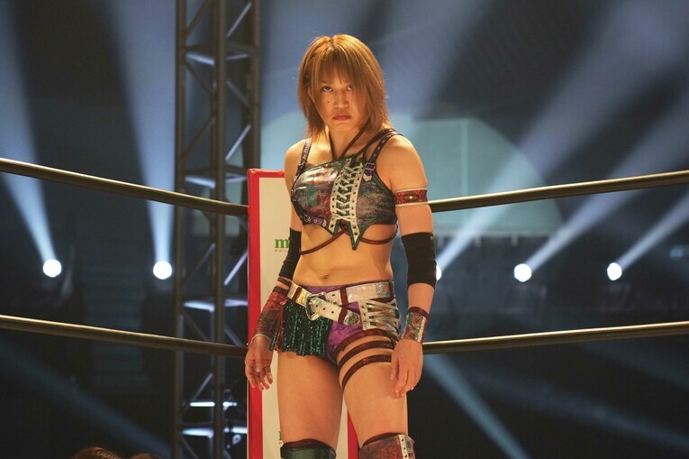 コーナーからSareeeを見つめる朱里　©Essei Hara