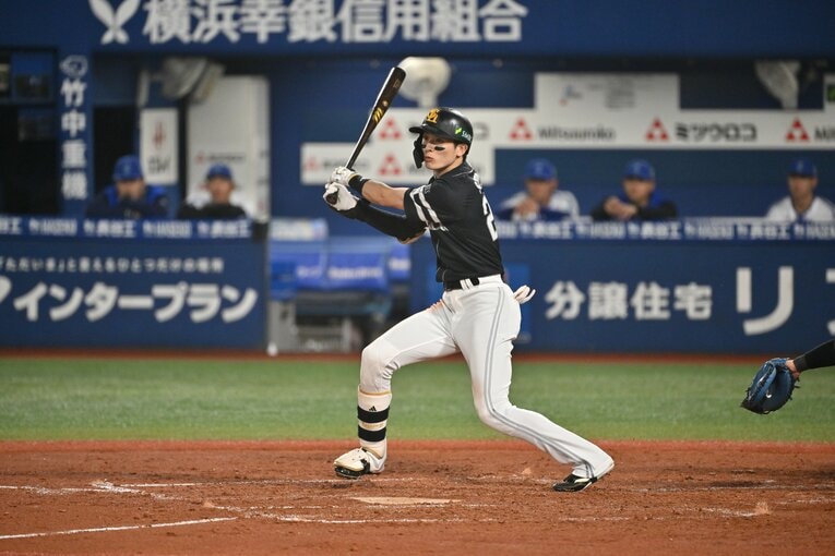日本シリーズ第2戦、周東佑京が二塁打を放つ　©︎Hideki Sugiyama