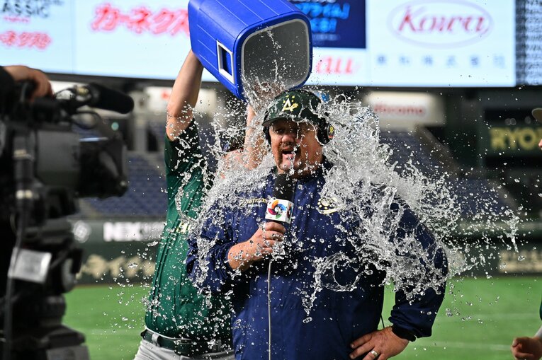 1次ラウンド突破を決め、手荒い祝福を受ける「ディンゴ」ことデーブ・ニルソン監督　©Getty Images