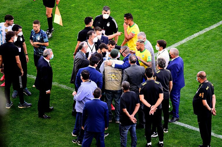 ブラジルvsアルゼンチンというW杯予選屈指の好カードが9分で打ち切りの非常事態。現時点では試合の処遇は決まっていない ／ photograph by Getty Images