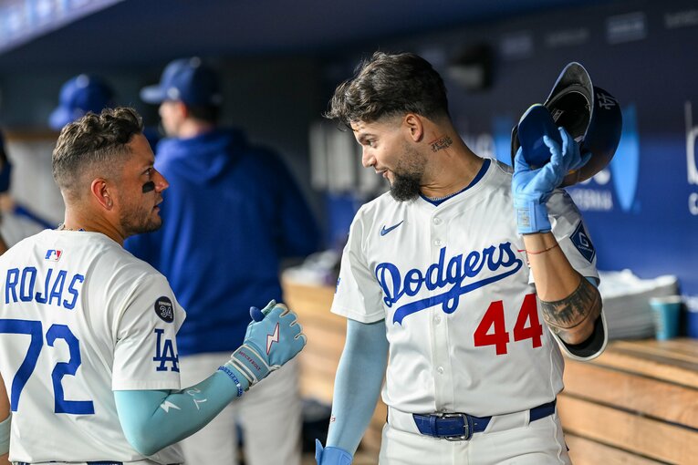 【常勝ドジャースと大谷らの”ステキな日常”／全100枚超】コミュニケーションを取るロハスとパヘス…写真はまだまだ続きます　©Nanae Suzuki