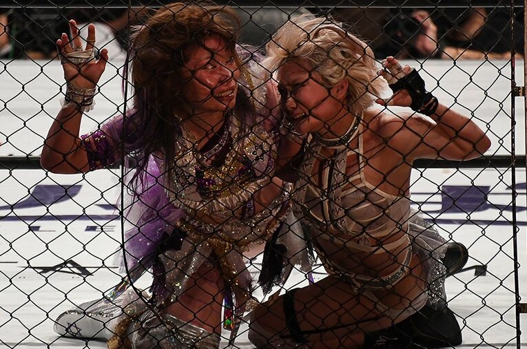 6月26日、名古屋国際会議場で行われた中野たむとなつぽいによる金網マッチ。数年間にわたる両者の因縁が、情念むき出しの名勝負を生んだ ／ photograph by Masashi Hara
