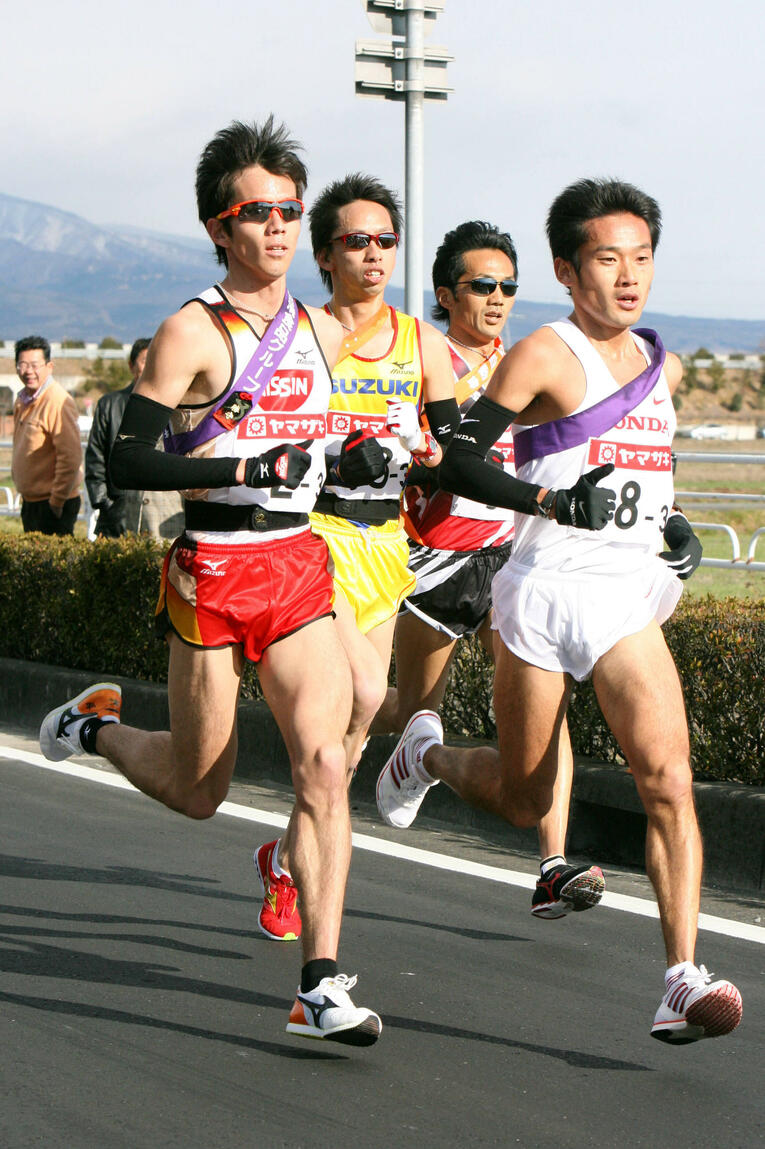 スズキ時代の中川智博（写真左から2人目）。2010年のニューイヤー駅伝で　©JIJI PRESS