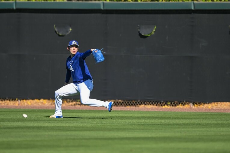 【Number現地撮影：佐々木朗希の最新写真】シーズン開幕に向けた調整を続ける佐々木（写真は右に続きます）　