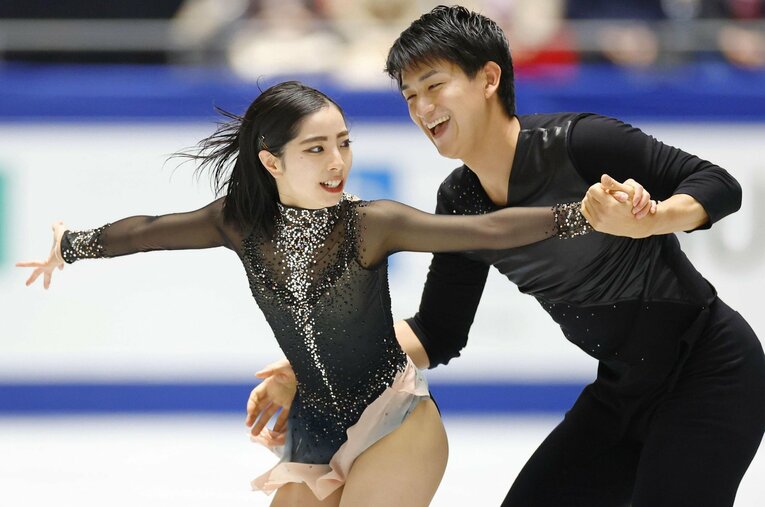 2021年のNHK杯、笑顔で演技を行う木原龍一と三浦璃来 ／ photograph by KYODO