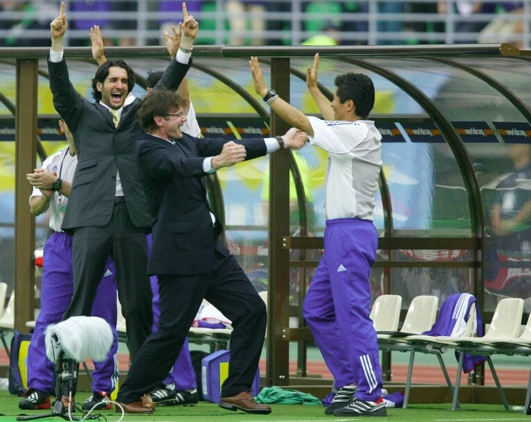 02年日韓W杯のグループリーグでチュニジアを破り、喜ぶトルシエと山本昌邦コーチ（右）。背後で喜ぶのは当時通訳を務めたフローラン・ダバディ氏