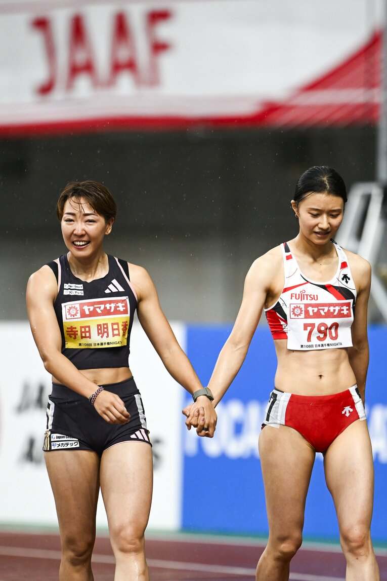 6月の日本選手権レース後は優勝を逃して落胆する田中佑美（富士通）を寺田選手が手を繋いで慰める一幕も　©Asami Enomoto