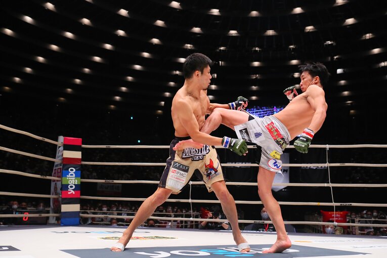 2020年11月、『RIZIN.25』で行われた朝倉未来vs斎藤裕のRIZINフェザー級王座決定戦　©RIZIN FF