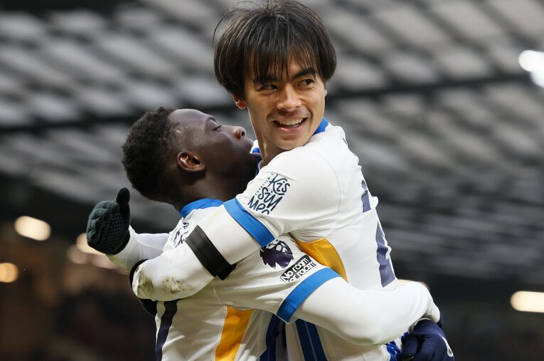 1月19日、マンU戦。勝ち越しゴールを挙げ、ミンテと抱き合う三笘薫（27歳） ／ photograph by Getty Images