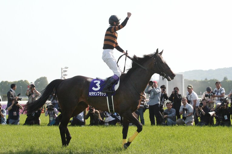 天皇賞・春2連覇を成し遂げたキタサンブラック。武豊は拳を天に突き上げた　©AFLO
