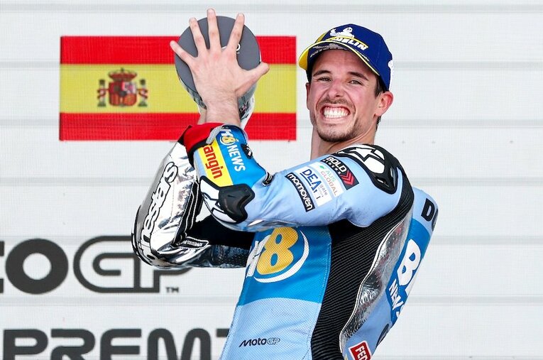 初めての表彰台の頂点で歓喜の表情を見せるアレックス・マルケス　©Satoshi Endo