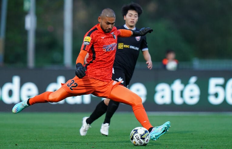 相馬勇紀のチェックを受ける前にフィードする中村航輔　©Getty Images