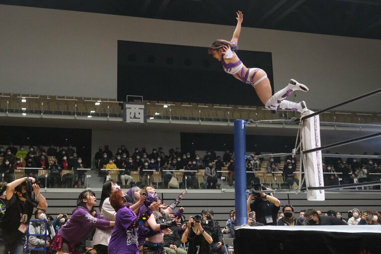 鉄柱を飛び越える場外へのダイブを見せたAZM