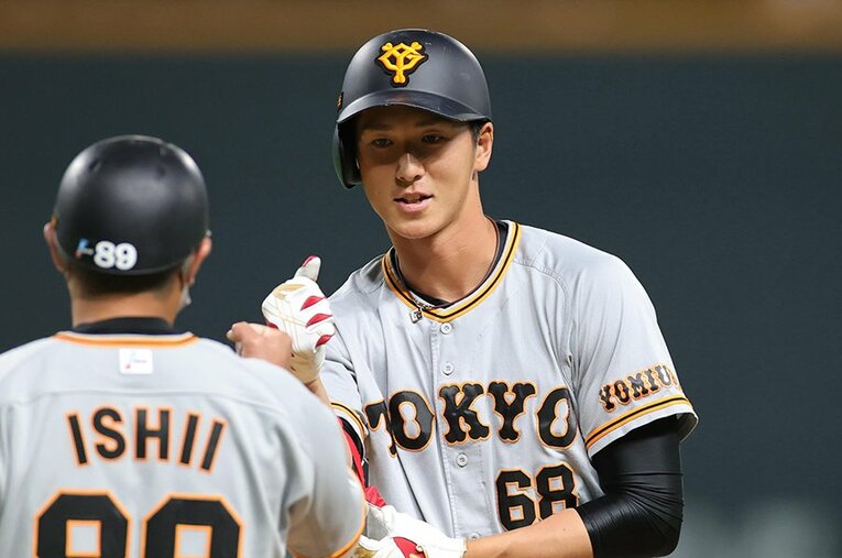 3月6日の日本ハム戦でオープン戦初ヒットを放った巨人・秋広 ／ photograph by Sankei Shimbun